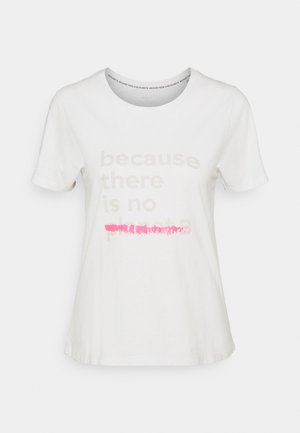 Biały bawełniany t-shirt z miękkim, okrągłym dekoltem, krótkimi rękawami oraz wzorem tekstowym w jasnoszarym kolorze z różowym akcentem w postaci rozprysku farby.