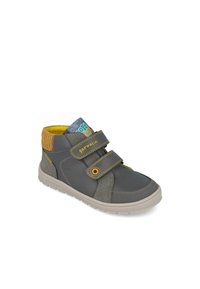 Zapatos altos grises con correas de Velcro, acentos en amarillo contrastante y un dorso texturizado. Cuentan con una suela de goma y un forro suave.