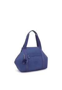 Borsa in tessuto viola di forma rettangolare, con manici doppi, una tasca anteriore con zip e un portachiavi decorativo con pompon attaccato.