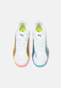 Hvide sportssko med en tekstureret finish, med en farverig gradient sål og sorte accenter. Snørebånd og polstret krave inkluderet.