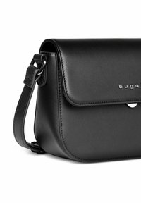 Borsa a tracolla nera in pelle con chiusura a patta, dotata di un bottone a pressione argento e dettagli di cucitura sottili. Inclusa tracolla regolabile.