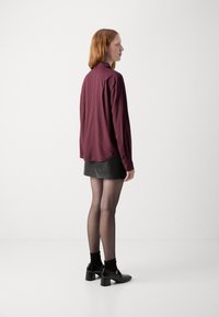 Marc O'Polo CASUAL FIT KENT COLLAR PRINT - Button-down blouse - red black