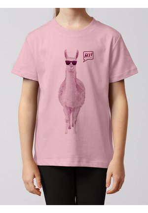 Kind trägt ein rosa T-Shirt mit einem Lama-Motiv, das eine Sonnenbrille trägt, und eine Sprechblase mit der Aufschrift "HI!"