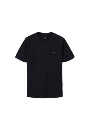 Svart kortermet t-skjorte i bomull med rund hals. Har en liten, subtil logo på venstre brystområde. Jevn tekstur.