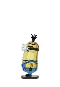 Figura in cristallo di un personaggio giallo con capelli neri e occhiali, con una base blu e dettagliate caratteristiche facciali, inclusi braccia e gambe.