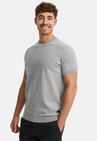 Grijs sweater met korte mouwen in zachte gebreide stof, heeft een ribbelkraag en zoom, met een subtiele textuur en een getailleerde silhouet.