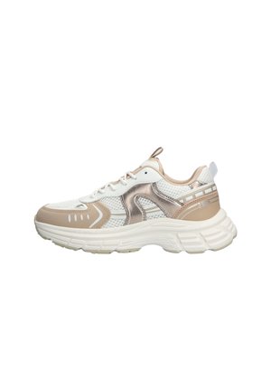 Witte en beige sneaker met metalen accenten, mesh bovenwerk, dikke zool en vetersluiting, zijaanzicht op een witte achtergrond.