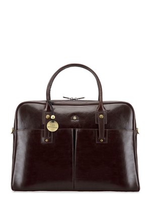 Ciemnobrązowa skórzana teczka z dwoma uchwytami, przednimi kieszeniami, zamknięciem na zamek błyskawiczny oraz okrągłą metalową zawieszką zwisającą z jednego uchwytu.