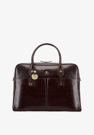 Maletín de cuero marrón oscuro con dos asas, bolsillos delanteros, cierre de cremallera y una etiqueta metálica redonda colgando de una de las asas.