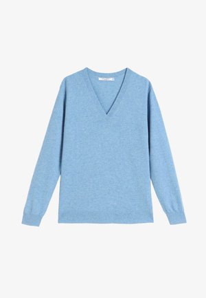Hellblauer, langärmeliger V-Ausschnitt-Pullover mit gerippten Bündchen und Saum, flach auf einem weißen Hintergrund ausgelegt.