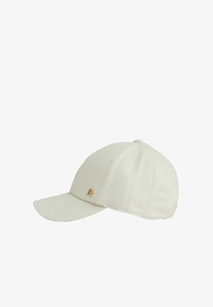 Valkoinen villa hattu, jossa on kaareva lippa. Edessä on pieni kultainen "R" -logo ja yläosassa on ommeltu paneelimuotoilu.