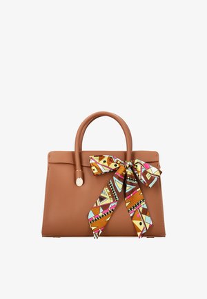 Barna bőrtáska két fogantyúval, díszítve színes, geometriai mintás, elöl masnira kötött sállal.