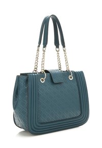 Turdus faux läderhandväska med präglat logomönster, silverkedjeaccent, strukturerad form och dubbla handtag. Har en klaffstängning.