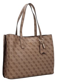 Sac fourre-tout Guess marron avec motif logo intégral, doubles bretelles d'épaule et étiquettes métalliques de la marque suspendues à une anse.