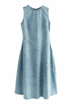 Abito in denim con design senza maniche, di colore azzurro chiaro, dettagli con cuciture curve e gonna svasata con orlo leggermente ondulato.