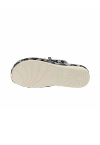 Mule de leopardo en negro y gris con parte superior suave y suela de goma blanca texturizada, con punta redondeada y diseño flexible.