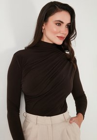 LELA SLIM FIT - Long sleeved top - brown