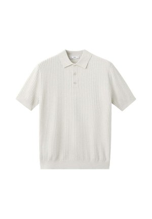 Weißes kurzärmeliges, geripptes Strick-Poloshirt mit drei Knöpfen und umgelegtem Kragen, auf einem weißen einfarbigen Hintergrund präsentiert.