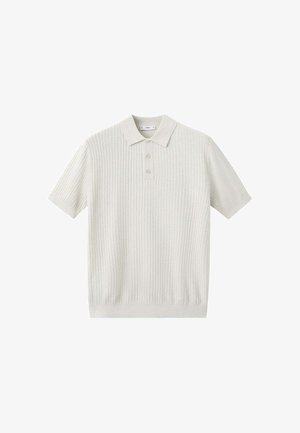 Tricou polo alb în dungi, tricotat, cu mânecă scurtă, cu trei nasturi și guler pliat, afișat pe un fundal alb simplu.