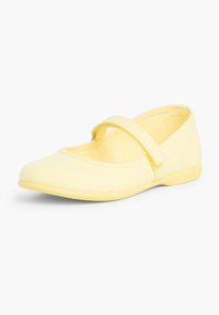 Ballerines en toile jaune avec un bout rond, dotées d'une fine sangle sur le cou-de-pied, texture lisse et semelle en caoutchouc basse.