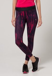 Legginsy w wielokolorowym wzorze z ciemnofioletowymi i różowymi smugami, wykonane z elastycznego materiału z czarnym pasem w talii.