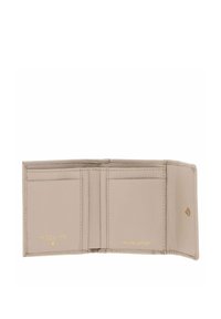 Portefeuille beige en cuir véritable, design pliable avec deux emplacements pour cartes. Présente une couture discrète et des détails de marque embossés en or.