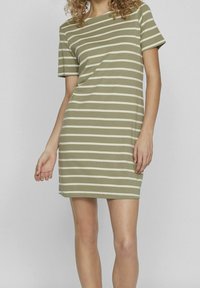 Krótkosleeve sukienka w oliwkowym kolorze w białe pionowe paski. Wykonana z miękkiego, elastycznego materiału; dopasowany krój z okrągłym dekoltem.