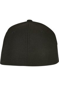 Sort fitted kasket med en glat stofoverflade, en buet skygge, flade syninger og små ventilationshuller på toppen.