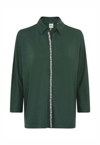 Diepgroene, lichte blouse met een kraag, driekwartmouwen en een rechte pasvorm. Bevat een decoratieve knopenlijn aan de voorkant.