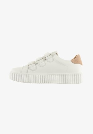Witte sneaker met een gestructureerde platformzool, voorzien van drie verstelbare banden en een suède accent op de hak. Gladde leren bovenkant.