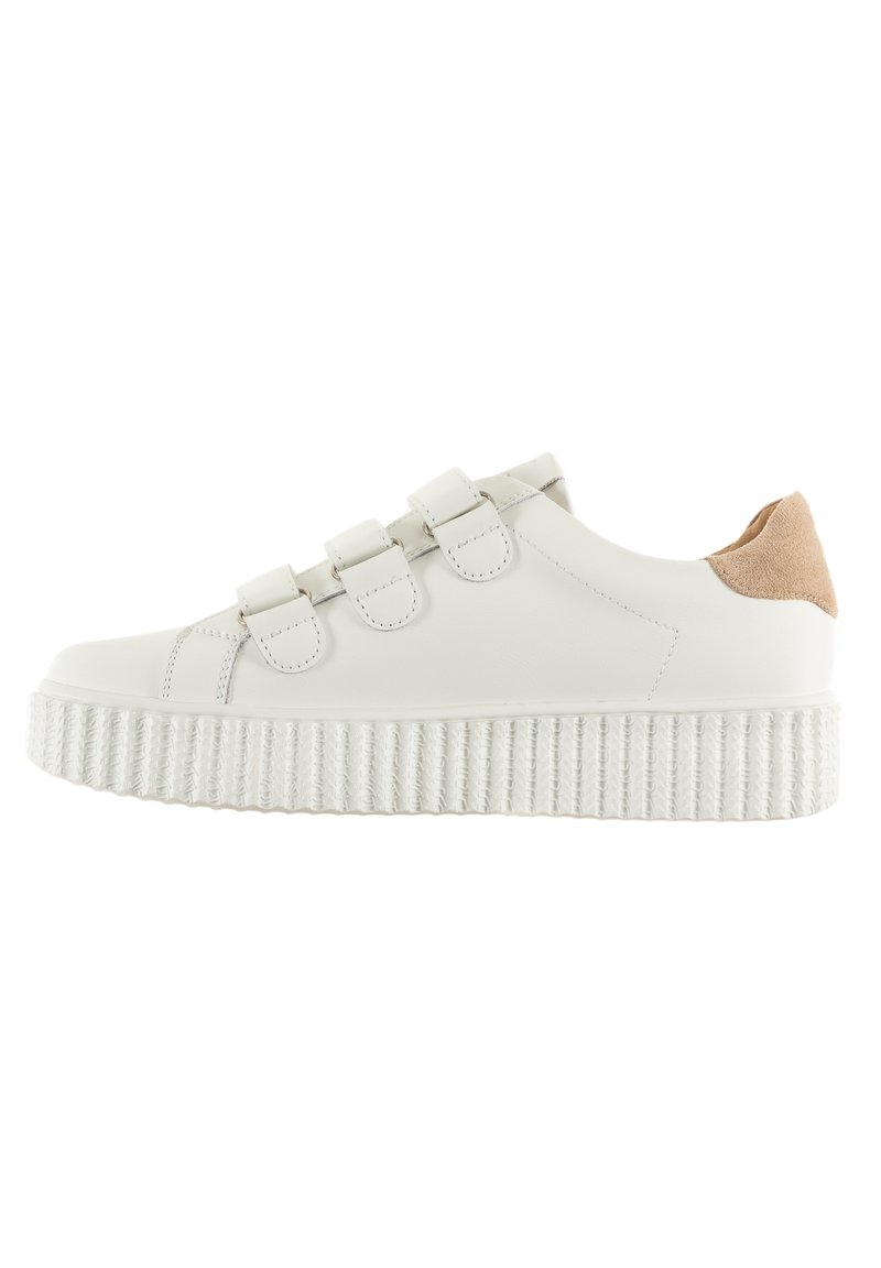 Baskets blanches avec une semelle plateforme texturée, dotées de trois sangles ajustables et d'un accent en suède au talon. Tige en cuir lisse.