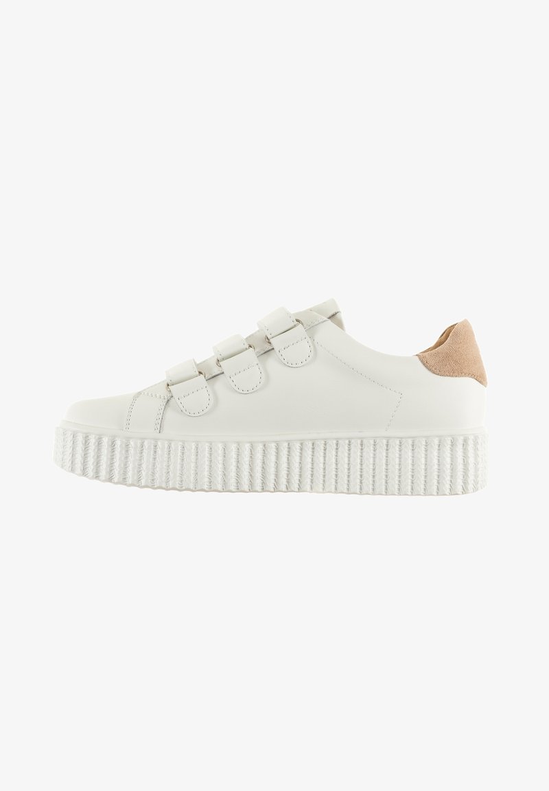 Witte sneaker met een gestructureerde platformzool, voorzien van drie verstelbare banden en een suède accent op de hak. Gladde leren bovenkant.