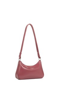 Borsa a spalla in pelle rossa con un design curvo, tracolla regolabile, accessori in argento e logo visibile sul fronte. Texture liscia.