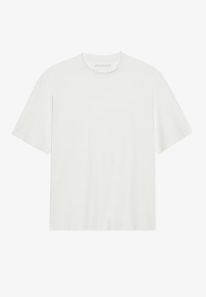 Biely krátky rukáv tričko vyrobené z mäkkého bavlneného materiálu. Má okrúhly výstrih a voľný strih bez viditeľných vzorov alebo dekoratívnych prvkov.