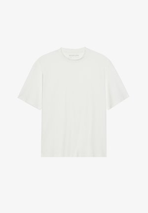 Biely krátky rukáv tričko vyrobené z mäkkého bavlneného materiálu. Má okrúhly výstrih a voľný strih bez viditeľných vzorov alebo dekoratívnych prvkov.