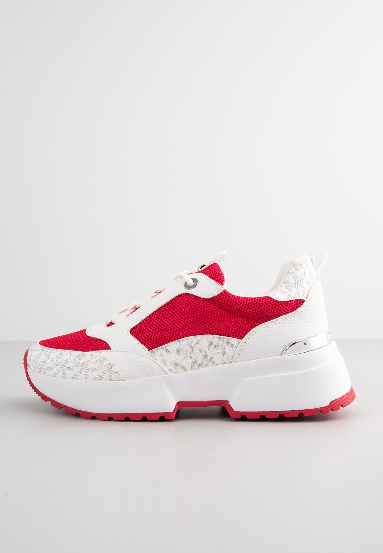 Sneaker rossa e bianca con una parte superiore in rete, accenti testurizzati, una suola spessa e dettagli riflettenti. Lacci spessi e motivo con logo di lato.