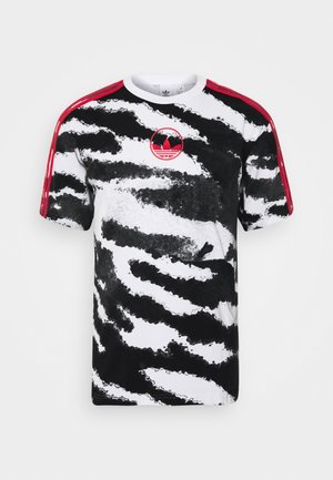 Kurzärmeliges T-Shirt mit schwarz-weißem abstraktem Pinselstrichmuster, roten Streifen auf den Schultern und rotem Adidas-Logo auf der Brust.