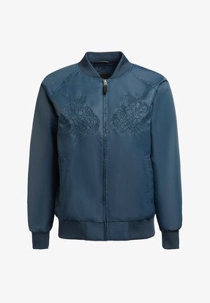 Mėlynas bombonešis su gėlėmis išsiuvinėtomis ant krūtinės, su gumbuotais rankogaliais ir juosmeniu, pagamintas iš lygaus, blizgaus audinio.