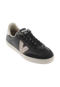 Svart lädersneaker med en strukturerad grå och beige accent. Har en glittrig hjärtlogotyp, vit sula och svarta snören.