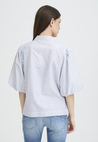 Blauw-witte gestreepte blouse met pofmouwen, een kraag en een losse pasvorm, gemaakt van lichtgewicht stof; textuureffect door strepen.