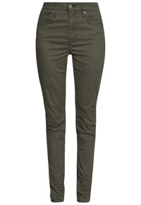 Jeans ajustados de color verde oliva, hechos de algodón con una textura suave, que presentan cinco bolsillos y un cierre de botón metálico.