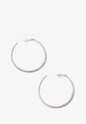 Geflochtene silberne Creolen mit einer strukturierten Oberfläche. Sichere Steckverschluss mit einem kleinen, zylindrischen Akzent.