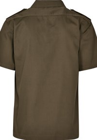 Camisa de manga corta color marrón hecha de tela suave, con un cuello puntiagudo y epaulets en los hombros. Diseño simple y limpio sin patrones visibles.