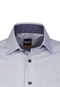 Camicia a fantasia blu chiaro con colletto strutturato, colletto interno blu navy a contrasto e bottoni scuri, che mette in mostra un tessuto strutturato.