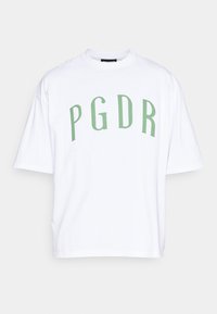 Vit bomull t-shirt med kort ärm, som har grön "PGDR" text centrerad framifrån i en fet, böjd stil.
