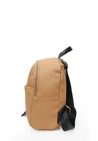 Mochila marrón de material suave con un compartimento principal con cremallera, un bolsillo delantero y una correa negra ajustable con un acento texturizado.