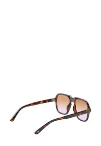 Brązowe okulary przeciwsłoneczne w kratkę z kwadratową oprawą, gradientowymi szkłami i smukłymi zausznikami z subtelnie umieszczonym logo blisko końców.