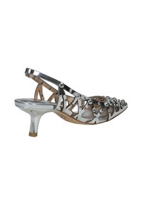 Sandal alta in argento con un design a taglio, adornata con borchie metalliche, caratterizzata da una punta affusolata e un tacco sottile.