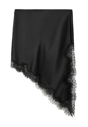 Čierny šál z hladkej saténovej látky s prepracovanou čiernou čipkovanou výšivkou pozdĺž jedného okraja, vytvárajúc vrstvenú textúru a elegantný dizajn.