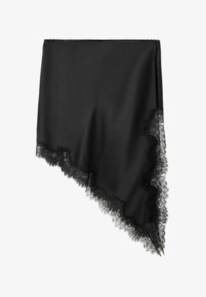 Čierny šál z hladkej saténovej látky s prepracovanou čiernou čipkovanou výšivkou pozdĺž jedného okraja, vytvárajúc vrstvenú textúru a elegantný dizajn.